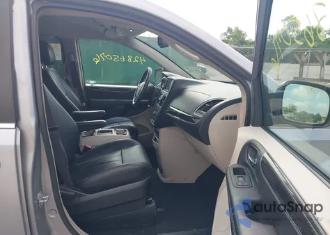 2015 Chrysler Town & Country Touring z USA, uszkodzony, nr VIN 2C4RC1BG8FR741087